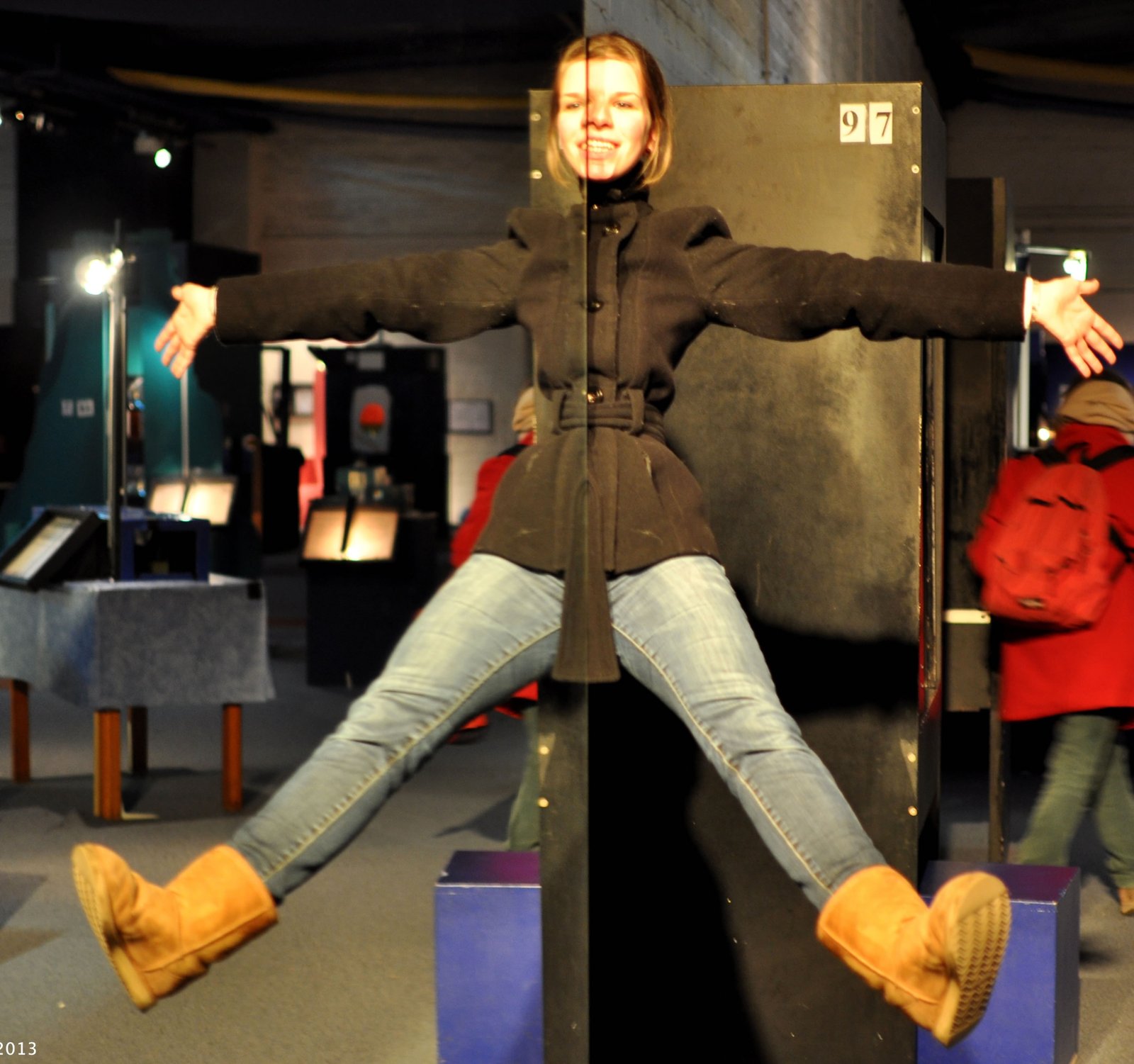 A visitor seems to float thanks to the levitation mirror
